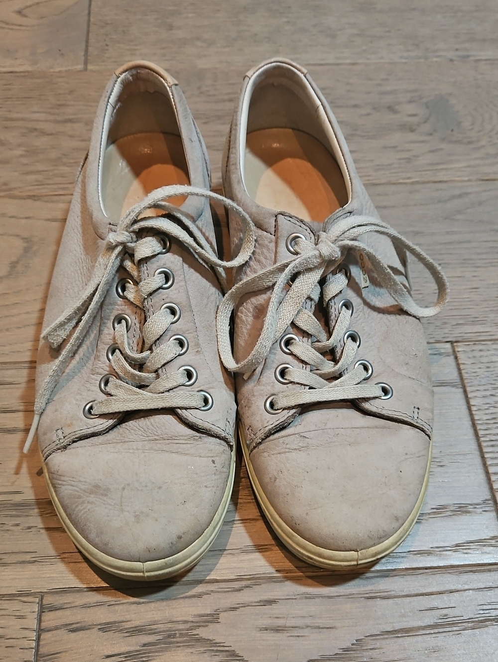 Size 39 Ecco Women's Lace-Up Sneakers in Light Beige